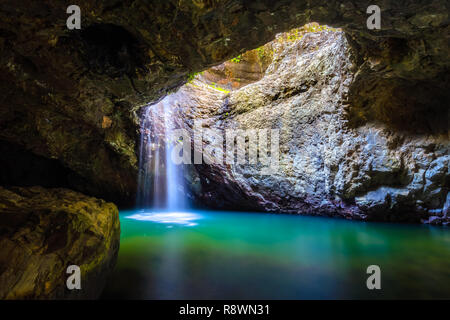 Wasserfall Höhle Stockfoto