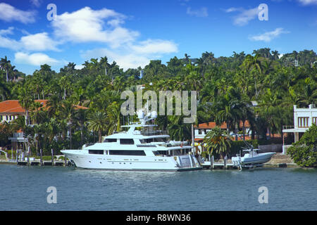 Yachtcharter angedockt im Versand Kanal Stockfoto