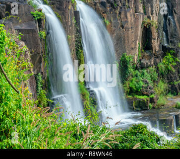 Mystischer Wasserfall in der Hochebene von Da Lat, Vietnam. Dies ist bekannt als die erste Südostasiatischen Wasserfall in der wilden Schönheit lockte viele Touristen zu Stockfoto