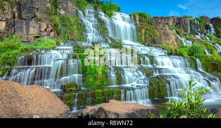 Mystischer Wasserfall in der Hochebene von Da Lat, Vietnam. Dies ist bekannt als die erste Südostasiatischen Wasserfall in der wilden Schönheit lockte viele Touristen zu Stockfoto