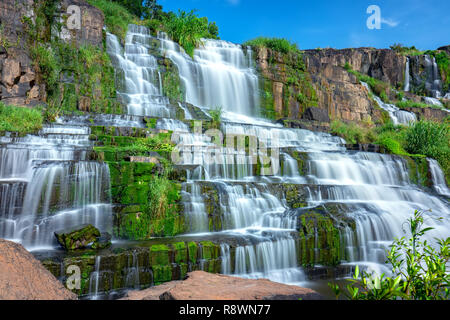 Mystischer Wasserfall in der Hochebene von Da Lat, Vietnam. Dies ist bekannt als die erste Südostasiatischen Wasserfall in der wilden Schönheit lockte viele Touristen zu Stockfoto