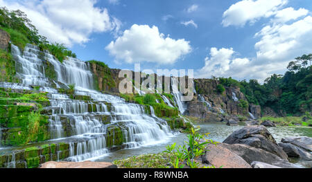 Mystischer Wasserfall in der Hochebene von Da Lat, Vietnam. Dies ist bekannt als die erste Südostasiatischen Wasserfall in der wilden Schönheit lockte viele Touristen zu Stockfoto