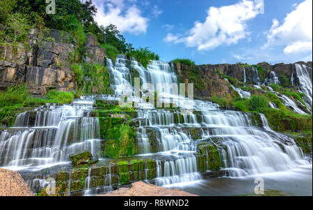 Mystischer Wasserfall in der Hochebene von Da Lat, Vietnam. Dies ist bekannt als die erste Südostasiatischen Wasserfall in der wilden Schönheit lockte viele Touristen zu Stockfoto