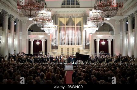 Die St. Petersburg akademischen Philharmonia Gala Konzert des 19. Internationalen Winter Festival Platz der Künste zu Ehren des 80. Geburtstags von Dirigent & Musik Direktor Jurij Temirkanov Dezember 15, 2018 in St. Petersburg, Russland. Der russische Präsident Wladimir Putin besuchte das Galakonzert zu Ehren Temirkanov statt. Stockfoto