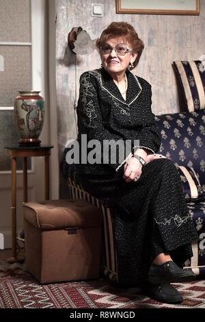 Russische Akademische Ljudmila Verbitskaya bei ihr zu Hause Dezember 15, 2018 in St. Petersburg, Russland. Der russische Präsident Wladimir Putin besuchte der bekannte Linguist, Professor und Präsident der Staatlichen Universität St. Petersburg bei ihr zu Hause die Presidential Preis für Beitrag zur Stärkung der Einheit der Russischen Nation zu präsentieren. Stockfoto