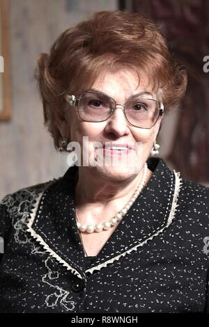 Russische Akademische Ljudmila Verbitskaya bei ihr zu Hause Dezember 15, 2018 in St. Petersburg, Russland. Der russische Präsident Wladimir Putin besuchte der bekannte Linguist, Professor und Präsident der Staatlichen Universität St. Petersburg bei ihr zu Hause die Presidential Preis für Beitrag zur Stärkung der Einheit der Russischen Nation zu präsentieren. Stockfoto