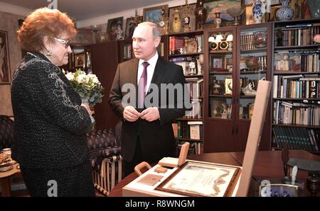 Der russische Präsident Wladimir Putin zu Besuch mit ljudmila Verbitskaya, Links, Linguist, Professor und Präsident der Staatlichen Universität St. Petersburg bei ihr zu Hause Dezember 15, 2018 in St. Petersburg, Russland. Während der Begehung Putin präsentierte das Abzeichen der Preisträger der Präsidentschaftswahlen Preis für Beitrag zur Stärkung der Einheit der Russischen Nation zu Verbitskaya. Stockfoto