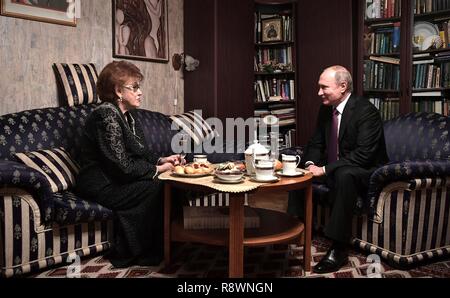 Der russische Präsident Wladimir Putin zu Besuch mit ljudmila Verbitskaya, Links, Linguist, Professor und Präsident der Staatlichen Universität St. Petersburg bei ihr zu Hause Dezember 15, 2018 in St. Petersburg, Russland. Während der Begehung Putin präsentierte das Abzeichen der Preisträger der Präsidentschaftswahlen Preis für Beitrag zur Stärkung der Einheit der Russischen Nation zu Verbitskaya. Stockfoto