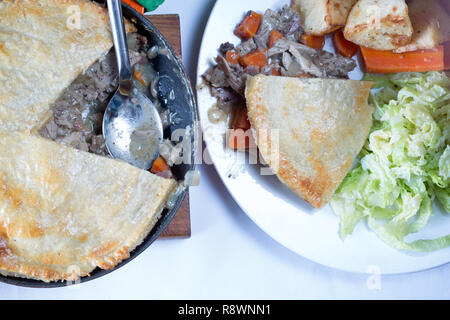 Sparrow pie basierend auf ein Rezept, das erste im Jahr 1736 mit einer Scheibe veröffentlicht. Schneiden Sie die fleischige Füllung zu zeigen Stockfoto