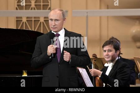 Der russische Präsident Wladimir Putin liefert Erläuterungen zu einem Galakonzert zu Ehren der künstlerische Direktor des St. Petersburg Philharmonic Orchestra Jurij Temirkanov Dezember 15, in St. Petersburg, Russland 2018. Die Gala markiert den 80. Geburtstag von Termirkanov und wurde während der Platz der Künste Internationale Winter Festival statt. Stockfoto