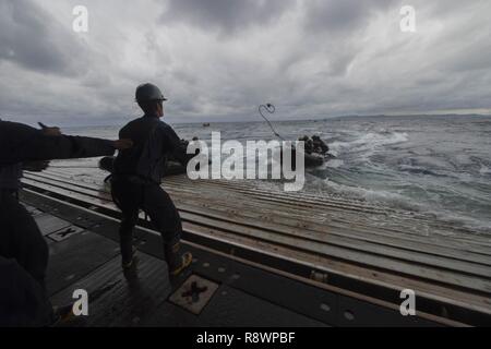 OKINAWA, Japan (11. März 2017) Marines zugeordnet. bis 31 Marine Expeditionary Unit (MEU) Vorbereitung auf das Deck des amphibious Transport dock Schiff USS Green Bay LPD (20) Während ein Kampf Gummi Streifzüge Handwerk Proben beginnen. Green Bay, Teil der Bonhomme Richard Expeditionary Strike Group, mit Eingeschifft 31 MEU, wird auf einer Routinepatrouille in der Indo-Asia - Pazifik Region warfighting Bereitschaft und Haltung als ready-Response Force für jede Art der Kontingenz zu verbessern. Stockfoto