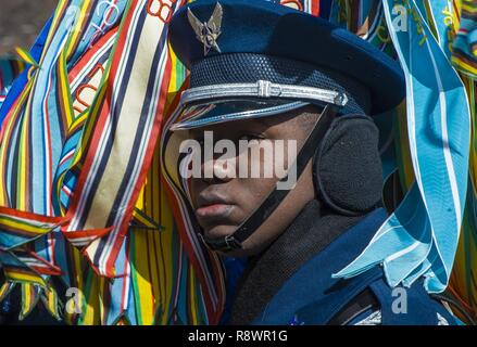 Airman 1st Class Jamar Jackson, US Air Force Ehrengarde Mitglied, hält die US Air Force Flagge mit luftschlangen vor der jährlichen Chicago St. Patrick's Day Parade, 11. März 2017. Während ihrer Reise nach Chicago, die Ehrengarde marschierten auch in der Südseite irischen St. Patrick's Day Parade der Luftwaffe und seine Flieger der amerikanischen Öffentlichkeit zu vertreten und die Welt durch ihre Disziplin, Liebe zum Detail und Service für das Land. Stockfoto
