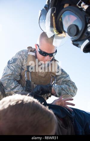 Staff Sgt. Herrier, 821St Contingency Response Squadron defender, nimmt den Puls eines simulierten Flugzeugen Unfallopfer während einer März 9, schwerer Unfall Antwort 2017 Übung bei Travis Air Force Base, Calif. Die Ausbildung entwickelt wurde, um zu helfen, Ersthelfer, verbessern ihre Fähigkeiten unter extremen Stress zu arbeiten und lebensrettende Betreuung während der großen Katastrophen. Feuerwehrleute und Leistungserbringern aus lokalen Gemeinschaften nahmen ebenfalls an der Übung, die dazu beigetragen, bessere Arbeitsbeziehungen und verbesserte Prozesse fördern. Stockfoto