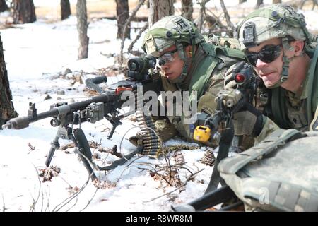 Private First Class Raphael Montanez und Spezialist Nathan Leamy der Luftlandedivision (Air Assault) in Bauchlage, als sie den Wald Linie vor für feindliche Betriebskräfte Scan vor dem Weg zu ihrem Ziel, während Krieger Übung 78-1701. Mehr als 3.900 U.S. Army Reserve Soldaten beteiligen sich an der 84. Krieger Ausbildung Befehl Übung (Warex) 91-17-03 am Fort Hunter Liggett, Calif.; die Warex ist eine groß angelegte kollektive Training Plattform zu trainieren kann, tödlich, und bekämpfen - bereit. Stockfoto