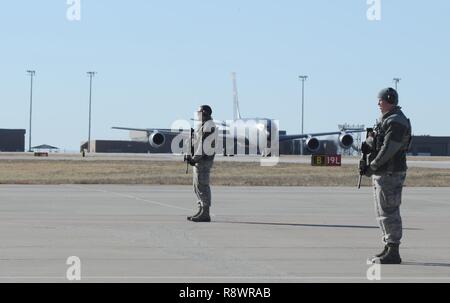 Mitglieder, die dem zugeordnet 22 Sicherheitskräfte Squadron stand Guard während einer Übung März 1, 2017, McConnell Air Force Base, Kan. Sicherheitskräfte Flieger sind mit Sicherheit für Personal und andere Air Force Vermögenswerte betraut. Stockfoto