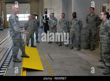 Chief Master Sgt. Alan Boling, command Chief für die 8 Air Force, spricht von der 28 Logistik Bereitschaft Squadron während einer base Besuch in Ellsworth Air Force Base, S.D., 8. März 2017 Flieger. Seine erste Zeit Besuch der Basis als 8 Air Force command Chief, Boling kam zu Ellsworth, um zu sehen, alle erleben die Basis zu bieten hatte, und die Flieger, die Mission zu treffen. Stockfoto