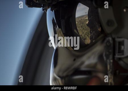 Staff Sgt. David Stringer, 41 Rescue Squadron spezielle Missionen aviator, Uhren aus einem HH-60G Pave Hawk während einer Suche und Rettung Demonstration als Teil des 75-jährigen Bestehens Flying Tiger Reunion, 10. März 2017, bei Moody Air Force Base, Ga 1941, Präsident Roosevelt unterzeichnete eine Executive Order bildet die amerikanische Gruppe von Freiwilligen. Die AVG wurde in der 1., 2., und 3. der Verfolgung Schwadronen und später aufgelöst und durch die 23d Fighter Group im Jahre 1942 ersetzt. Unter dem Kommando von General Claire Chennault, die Flying Tigers aus der 74., 75., und 76. der Verfolgung Squad Stockfoto