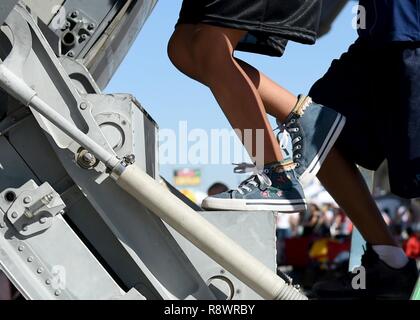 Kinder steigen Sie die Treppen auf eine US Air Force C-17 Globemaster III Cargo Aircraft zu der 97th Air Mobility Wing, 11. März 2017 Naval Air Facility El Centro, Kalifornien zugewiesen. Eine C-17 und US Air Force KC-135 Stratotanker Tankflugzeuge vom Altus Air Force Base, Oklahoma wurden als statische zeigt während der Airshow während die Besatzungen mit dem Airshow-system Teilnehmer über die Bedeutung des Flugzeugs und Altus AFB's Mission engagiert eingesetzt. Stockfoto