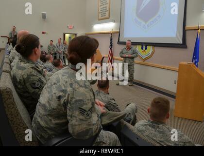 Uad-2 Bomb Wing Citizen-Airmen nahmen an einem Ausfallsicherheit gerecht, in einer Reihe von kleinen Gruppen Sitzungen im März Bohrer an den drei Flügel Standorte statt. Oberst Ken Eaves, UAD-2 Bomb Wing Commander, adressiert die Gruppe der Flieger, die dann in verschiedene kleinere Breakout Sessions getrennt und erneut gedreht werden, um durch kurze Seminare mit jedem der sieben teilnehmenden Flügel Agenturen helfen. Rund 100 Piloten gehört, die Botschaft in einer Zeit, in der jedes der 13 Sitzungen über bohren Wochenende angeboten an Whiteman, Jefferson Kasernen Air National Guard Base und Kanone. Die USO kam heraus und bieten Stockfoto