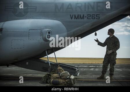 Us-Marines Sgt. Matthew Bennett, ein Bär, Maryland native, nimmt eine Kaffeepause vor dem Senden von japanischen Boden Verteidigung-kraft Soldaten eine schnelle Seil von einem Flugzeug an Somagahara, Japan, 9. März 2017. Wald Licht ist eine der verschiedenen bi-laterale Ausbildungsmöglichkeiten geleitet durch JGSD und bereitgestellt, US-Marine das dauerhafte Engagement der beiden Länder zu Frieden, Stabilität und Wohlstand in der gesamten Region. Bennett ist ein truppführer und schnelle Seil master mit Golf Company, 2.BATAILLON, 3. Marine Regiment. Die Opsrey gehören zu Marine Medium Tiltrotor Squadron 265, M Stockfoto