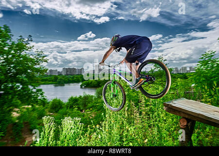 Moskau, Russland - Juli 06, 2017: Auf dem Mountainbike springen. Reiter in Aktion bei Mountain bike Sport. Biker einen Stunt und Schritt nach unten springen. Cool athl Stockfoto