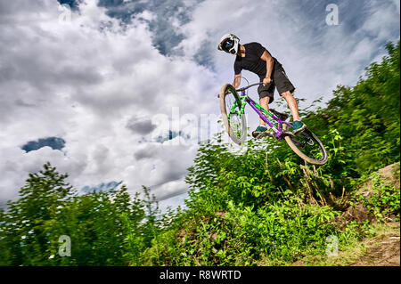 Moskau, Russland - Juli 6, 2017: Auf dem Mountainbike springen. Reiter in Aktion bei Mountain bike Sport. Biker einen Stunt und Schritt nach unten springen. Cool athle Stockfoto