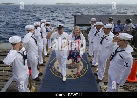 MAJURO, Republik der Marshall Inseln - Command Master Chief Jason Dinkel, zum U-Boot Tender USS Frank Kabel zugewiesen (40), Escorts US-Botschafter in der Republik Marshallinseln Karen B. Stewart an Bord Frank Kabel für eine Tour, am 15. März. Frank Kabel, auf dem Weg nach Portland, Erz für ihre trockendock Phase Wartung Verfügbarkeit, führt die Wartung und unterstützt u-Boote und Überwasserschiffe eingesetzt die Indo-Asia-Pazifik-Region. Stockfoto