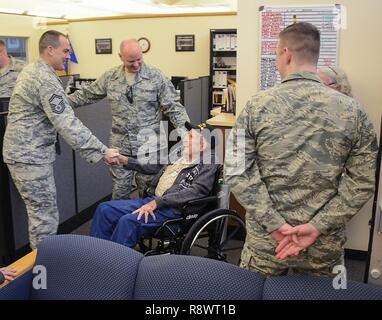 Us Air Force Senior Master Sgt. Nick Figueroa, 173Rd Kraft unterstützen Flug Betriebsleiter, Links, schüttelt im Ruhestand Senior Master Sgt. Lyndell Crocker's Hand während einer Tour März 14, 2017, Kingsley Feld in Klamath Falls, Oregon. Vor mehr als 40 Jahren, Crocker eine ähnliche Position zu Figueroa, wenn Kingsley Feld eine aktive Pflicht war. Crocker, einem lokalen Weltkrieg und Vietnam Veteran, wurde an Kingsley Feld von 1963 bis 1969 stationiert. Stockfoto