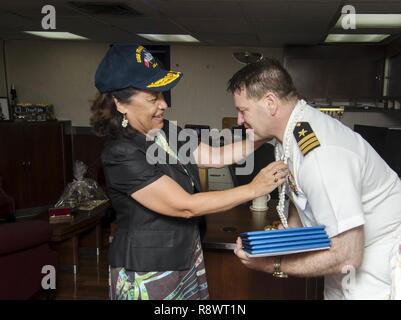 MAJURO, Republik der Marshall Inseln - der Präsident der Republik Der Marshall Inseln Karl Heine legt einen Marshallese Halskette auf Cmdr. Tony Pecoraro, Executive Officer des u-boot Tender USS Frank Kabel (wie 40), als ein Geschenk der guten Willen nach einer Tour an Bord Frank Kabel, März 15. Frank Kabel, auf dem Weg nach Portland, Erz für ihre trockendock Phase Wartung Verfügbarkeit, führt die Wartung und unterstützt u-Boote und Überwasserschiffe eingesetzt die Indo-Asia-Pazifik-Region. Stockfoto