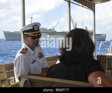 MAJURO, Republik der Marshall Inseln - Kapitän zog St. John, kommandierender Offizier der u-boot Tender USS Frank Kabel (wie 40), spricht mit Präsident Karl Heine der Republik der Marshall Inseln auf dem Weg zu einem Schiff tour in Majuro, März 15. Frank Kabel, auf dem Weg nach Portland, Erz für ihre trockendock Phase Wartung Verfügbarkeit, führt die Wartung und unterstützt u-Boote und Überwasserschiffe eingesetzt die Indo-Asia-Pazifik-Region. Stockfoto