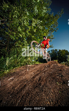 Moskau, Russland - 31. August 2017: Mountainbike Radfahrer tun wheelie Stunt auf einem Mtb. Biker, extreme Sport Fahrrad. Cool Athlet Radfahrer o Stockfoto