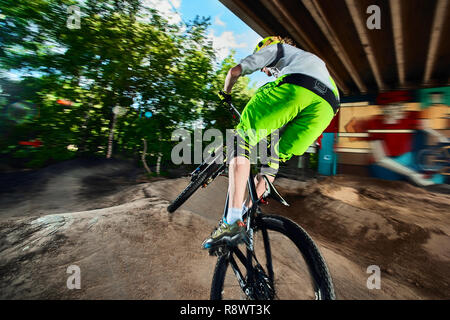 Moskau, Russland - 10. August 2017: Biker reiten mit aggressiven dreht. Mountainbike Radfahrer reiten Pumpe Anschluss. Reiter in Aktion bei Mountain bike Sport. Stockfoto