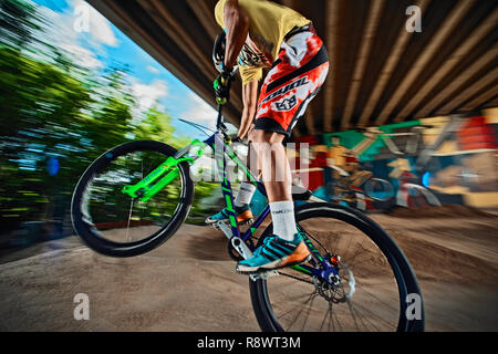 Moskau, Russland - 10. August 2017: Mountainbike Radfahrer tun wheelie Stunt auf einem Mtb. Berg Radfahrer tun wheelie Stunt auf einem Mtb. Biker Stockfoto