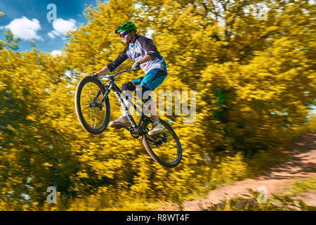 Moskau, Russland - Juli 7, 2017: Springen und auf dem Mountainbike fliegen. Reiter in Aktion bei Mountain bike Sport. Biker einen Stunt und Schritt nach unten springen. Co Stockfoto