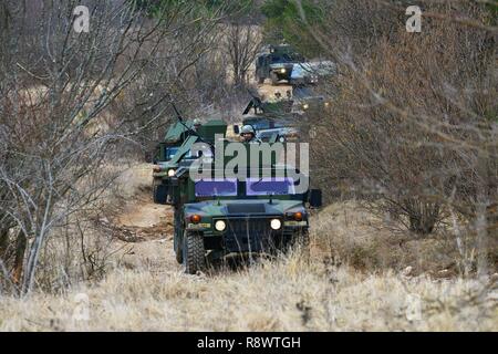 Us-Armee Soldaten, dem 16 Sustainment Brigade zugewiesen sind, Vorbereitung auf Konvoi live fire Übung während der Avantgarde auf dem Pocek in Postonja, Slowenien, Jan. 19, 2017. Einheiten in das Bataillon aus vier separaten Basen in Deutschland und Italien kommen diese Schulungsveranstaltung durchführen zu können. Übung Vanguard Beweis ist eine kombinierte Übung zwischen dem 16 Sustainment Brigade und der slowenischen Streitkräfte zur Verbesserung der Interoperabilität der NATO operativer Standards und der Entwicklung von individuellen technischen Fähigkeiten konzentriert. Stockfoto