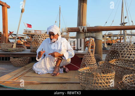 Kuwaitischen Handwerker, die traditionelle Fischerei Körbe Während der Dhow Festival in Katara Strand. Stockfoto