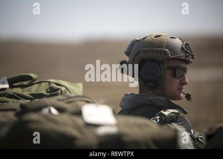 Us Marine Cpl. Alex Thill wartet auf einen US-Army CH-47 Chinook zu landen Fallschirm Operationen mit der Republik Korea Marinekorps März 17, an Josari Drop Zone, der Republik Korea, zur Unterstützung von Korea Marine übung Programm 17-6 führen. Diese Fallschirm Operationen sind die einzige gemeinsame, bilateralen Training während der KMEP 17-6 und helfen, das höchste Maß an Bereitschaft zur Verteidigung der Republik Korea erhalten. Thill, Mitchell, South Dakota Eingeborener, ist ein Assistent, der Funker mit 3d-Reconnaissance Bataillon, 3rd Marine Division, III Marine Expeditionary Force. Stockfoto