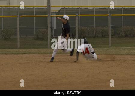 Eine Okinawa Diamond Spieler rutscht in die zweite Basis während eines Spiels 18. März an Bord Camp Foster, Okinawa, Japan. Die Okiboys Baseball Team besteht seit 12 Jahren und ist eine amerikanische High School level Team, dass lädt lokale Teams auf Militärbasen zu spielen zu kommen. Die Okiboys und Okinawa Diamond standen sich in einem Doppelspiel. Der Okinawa Diamond Baseball Team ist von Naha, Okinawa, Japan. Stockfoto