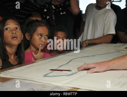 MAJURO, Republik der Marshall Inseln - Studenten der Majuro kooperative Schule, Republik der Marshall Inseln erfahren Sie mehr über Diagramme und Karten bei einer Tour durch das U-Boot Tender USS Frank Kabel (40), März 16. Frank Kabel, auf dem Weg nach Portland, Erz für ihre trockendock Phase Wartung Verfügbarkeit, führt die Wartung und unterstützt u-Boote und Überwasserschiffe eingesetzt die Indo-Asia-Pazifik-Region. Stockfoto