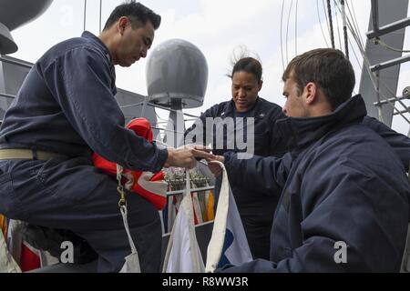 EAST CHINA SEA (8. März 2017) Pioniere an Bord der Arleigh-Burke-Klasse geführte Anti-raketen-Zerstörer USS Wayne E.Meyer (DDG108) Die nächste Flagge Signal vorbereiten, während eine Flagge hissen Übung zwischen Carl Vinson Carrier Strike Group und der Japan Maritime Verteidigung-kraft zu senden. Wayne E.Meyer ist in regelmäßigen Western Pacific Bereitstellung mit der Carl Vinson Carrier Strike Group als Teil der US-Pazifikflotte-Initiative die Befehls- und Steuerfunktionen der USA 3 Flotte in der Indo-Asia zu verlängern - Pazifik Region. Us Navy Flugzeugträger Streik Gruppen haben patrouillierten die In Stockfoto