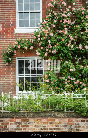 Ein Dorf home Fenster von Blumen in Avebury, Wiltshire, England, Europa umgeben. Stockfoto