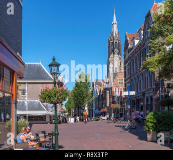 Delft Altstadt Blick auf den Turm der historischen des 15. Jahrhunderts Nieuwe Kerk (Neue Kirche), Nieuwstraat, Delft, Groningen (Holland), Niederlande Stockfoto