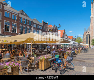 Straßencafes in den Markt (Marktplatz), Delft, Groningen (Holland), Niederlande Stockfoto