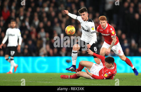 Von Derby County Mason Berg (Mitte links) und Nottingham Forest Joe Lolley (Mitte rechts) Kampf um den Ball in den Himmel Wette Championship Match im Pride Park, Derby. Stockfoto