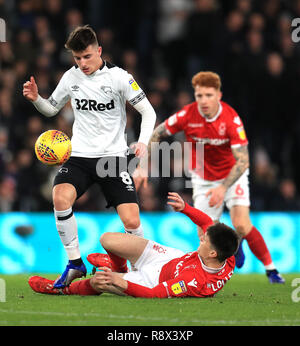 Von Derby County Mason Berg (links) und Nottingham Forest Joe Lolley (Mitte) Kampf um den Ball in den Himmel Wette Championship Match im Pride Park, Derby. Stockfoto