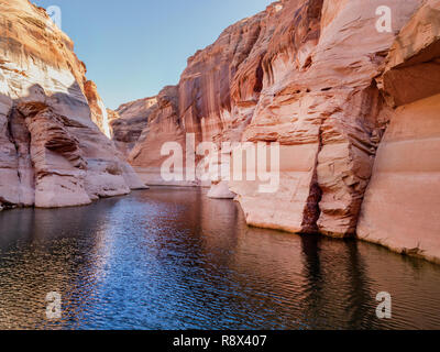 Kreuzfahrt auf dem Lake Powell Seite USA, Lake Powell ist ein Stausee auf dem Colorado River, an der Grenze zwischen Utah und Arizona, Usa. Mos Stockfoto