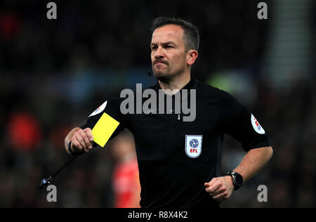 Gleichreferent Keith Stroud mit einer gelben Karte während der Sky Bet Championship Match im Pride Park, Derby. Stockfoto