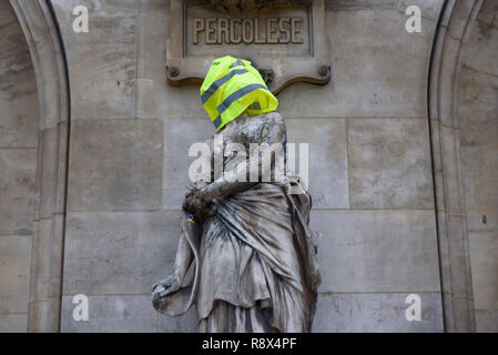 Die demonstranten von Gelben Westen Demonstration (gilets Jaunes) gegen die Regierung, und der französische Präsident, gelbe Weste und Flagge auf Paris Opera Garnier Stockfoto