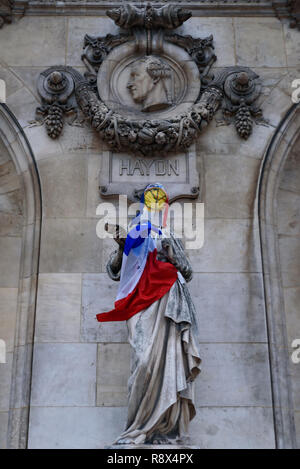 Die demonstranten von Gelben Westen Demonstration (gilets Jaunes) gegen die Regierung, und der französische Präsident, gelbe Weste und Flagge auf Paris Opera Garnier Stockfoto