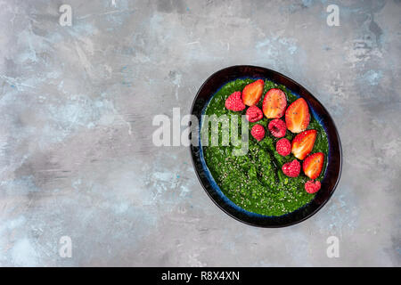 Blick von oben auf die Platte mit Spinat und Ananas Smoothie dekoriert mit Erdbeere. Platz kopieren Stockfoto